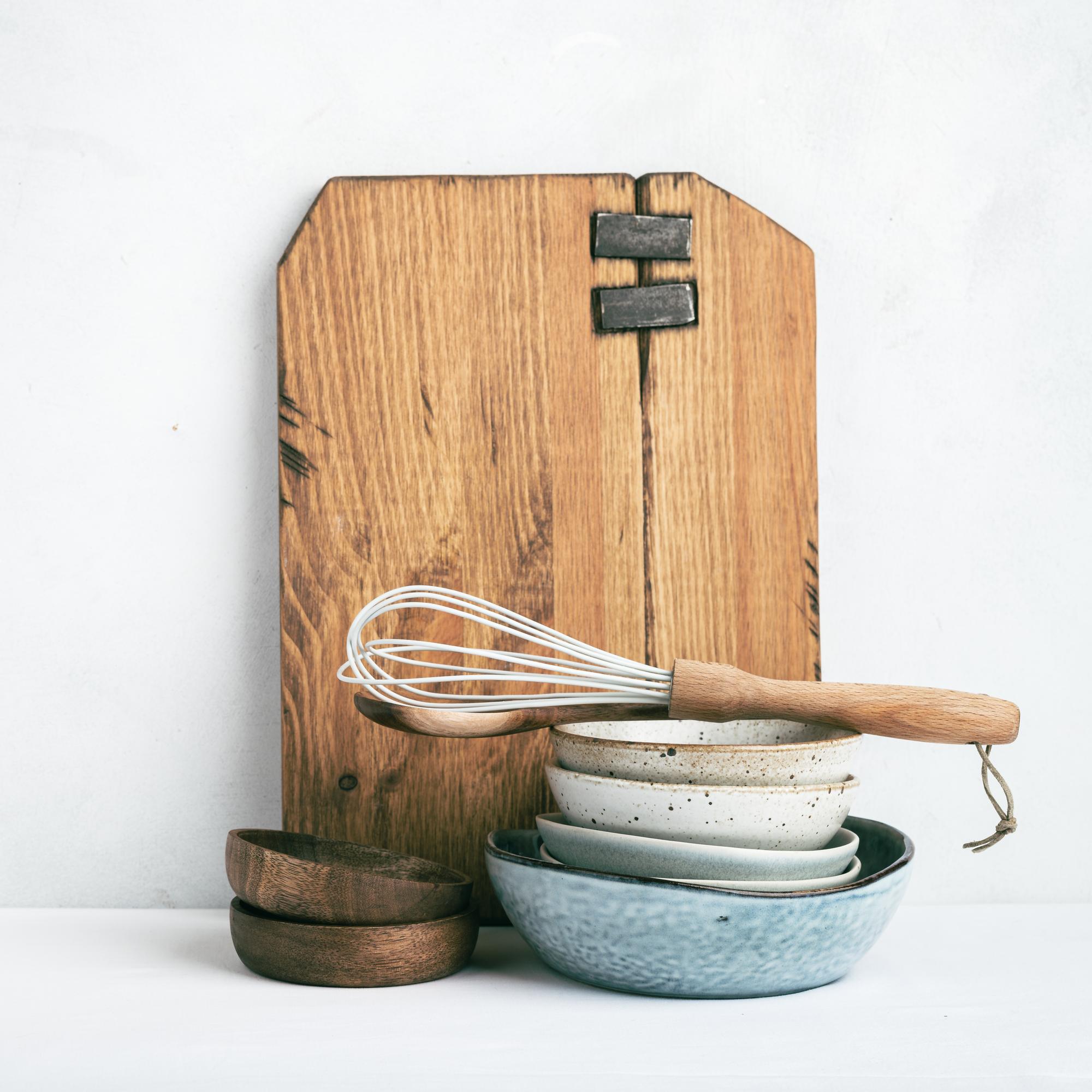 Angolo cucina con utensili di qualità e ingredienti freschi